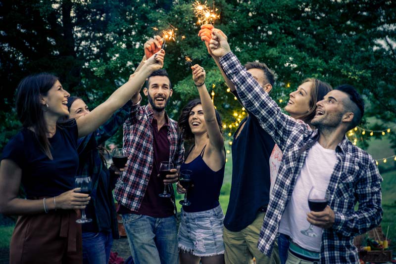 Adultos celebrando en finca bautizo