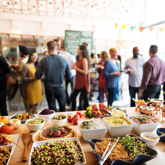 Sala para eventos profesionales dentro de un local adaptado a reuniones